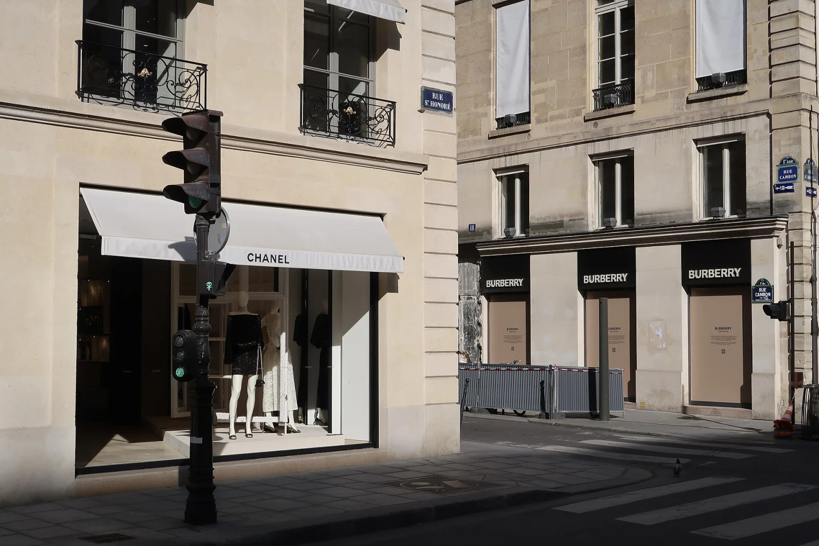Fachada de una boutique Chanel en París.