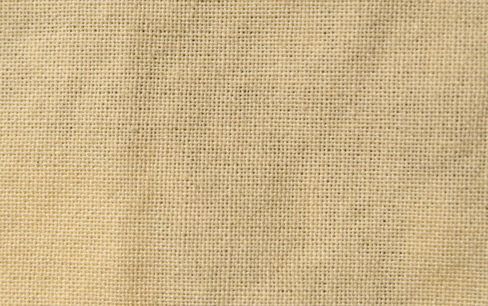 Konzeptuelles Foto eines Leinwandbindung-Gewebes in Nahaufnahme, das die grundlegende Tafetta-Bindungsstruktur mit beige-farbenen Fäden zeigt.
